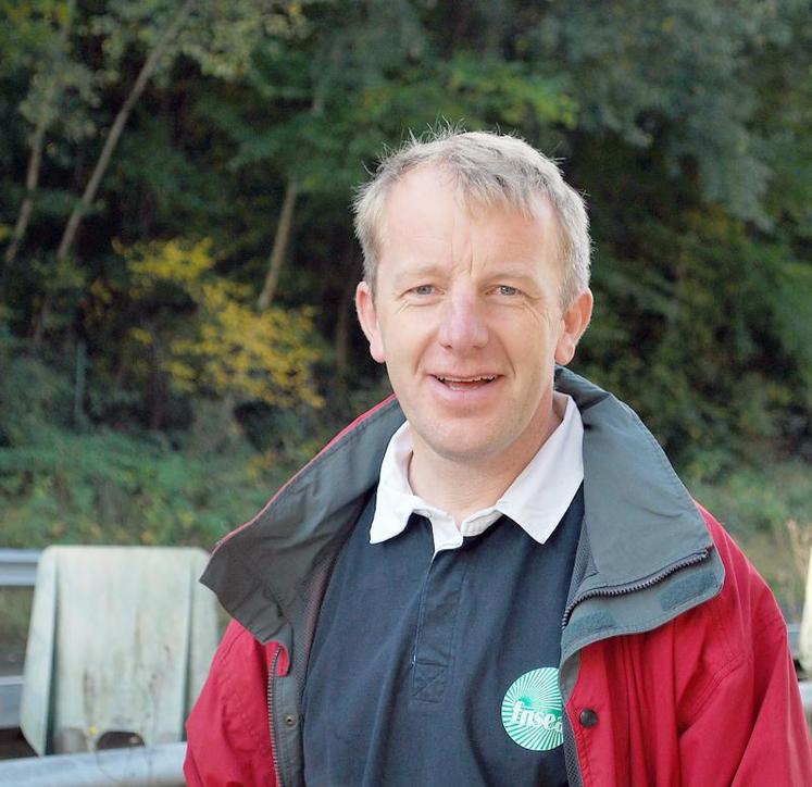 Luc Smessaert, 
44 ans, quatre enfants, en Gaec avec son frère en polyculture élevage sur 228 hectares dont 45 en herbe et 80 vaches laitières. élu municipal à la mairie de sa commune de Roy-Boissy (350 habitants) dans la Somme.