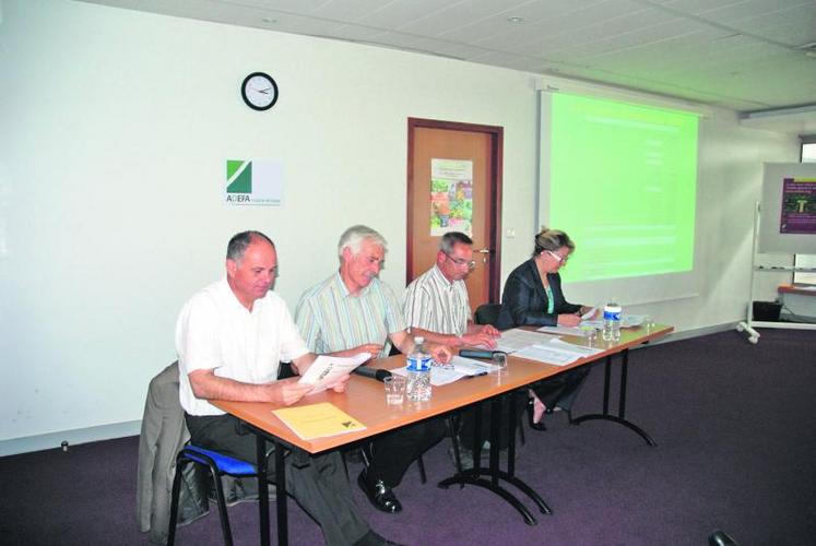 À la tribune, de gauche à droite : Gérard Gallard, secrétaire adjoint, Jean-Yves Fouin, vice président, Olivier Caillé, président, et Martine Gendron, trésorière.