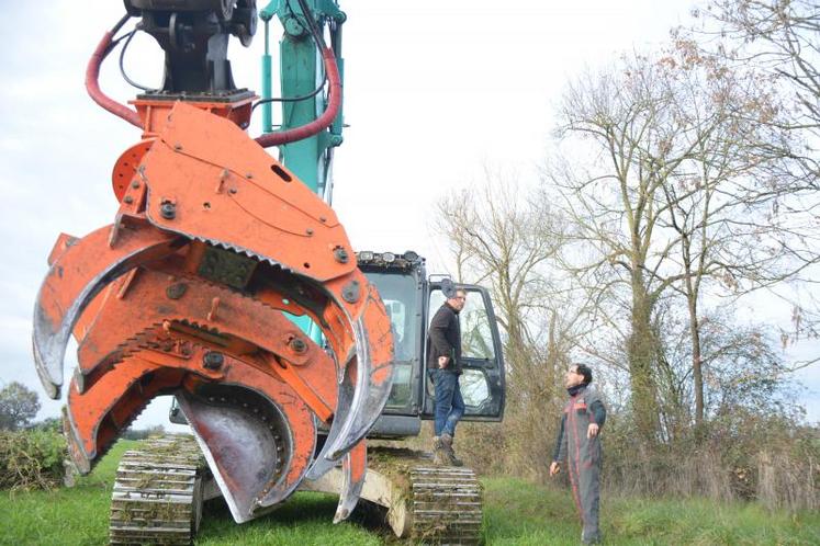 Avant que l'impressionnante pince sécateur n'entre en action, Paul-Bernard Rabin, agriculteur, échange avec Firmin Marsollier, de l'entreprise Moreau. « On observe les arbres pour repérer lesquels pourraient devenir adultes, voire centenaires et constituer du bois d'oeuvre à haute valeur ajoutée, comme les merisiers, chênes, charmes...», explique l'agriculteur.