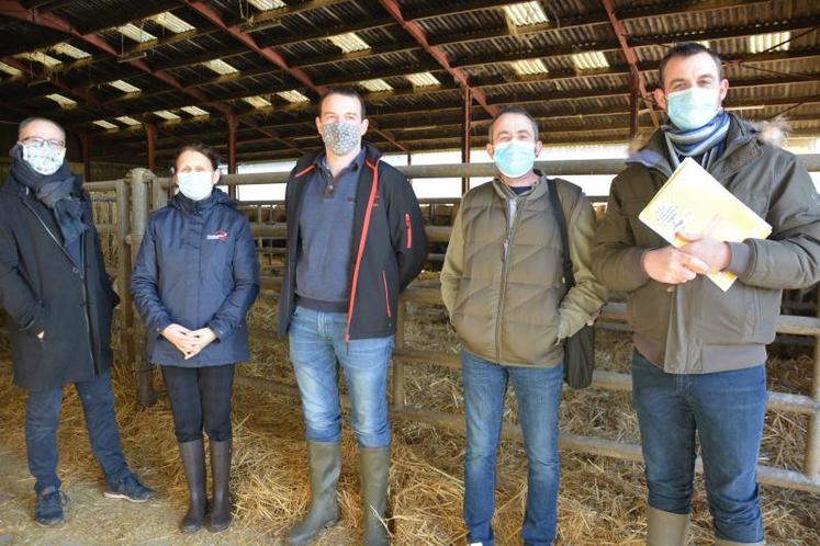 Régis Lebrun, conseiller délégué en charge de l’agriculture et de l’alimentation à Mauges Communauté ; Lydie Bernard, conseillère régionale ; Clément Traineau, éleveur à Neuvy-en-Mauges ; Sébastien Valteau, président d’Interbev Pays de la Loire ; Denis Laizé, président de la Chambre d’agriculture de Maine-et-Loire.