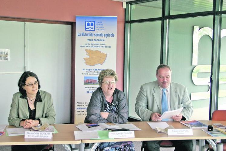 De gauche à droite : Marie-Odile Bioteau, vice-présidente, Roselyne Besnard, présidente, Frédéric Dupuis, directeur.