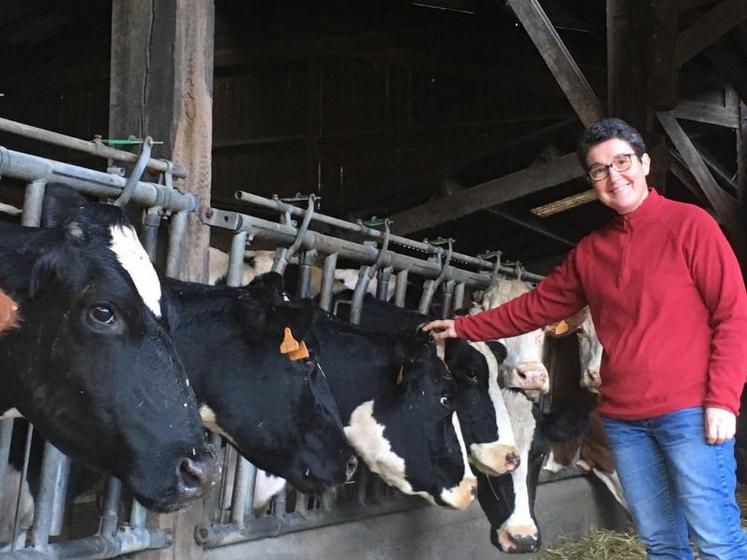 Blandine Guérin, 53 ans, est associée avec son mari, son frère et sa belle-sœur, sur la ferme où ses parents exerçaient déjà. L’exploitation produit du lait bio et vend un peu de lait cru en porte-à-porte sur la commune.