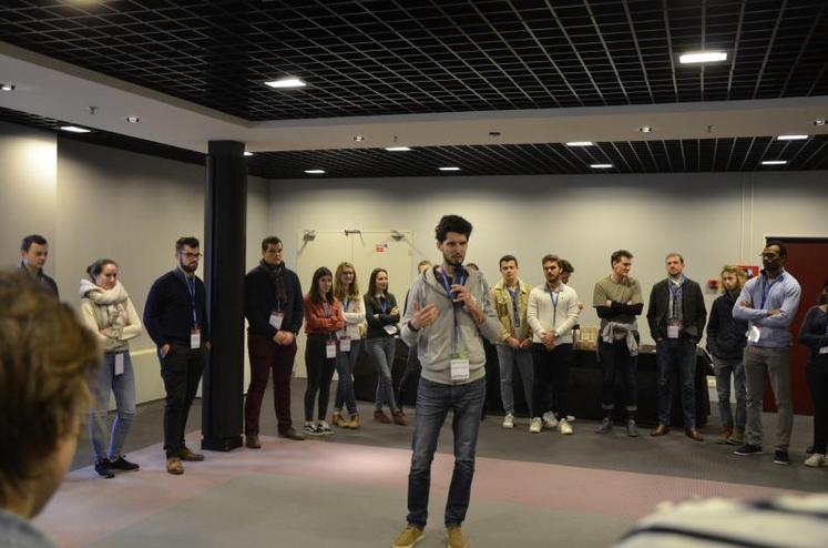François Gobert, partenaire du concours AGreen Startup avec sa société What The Hack, explique aux candidats comment vont se former les équipes.