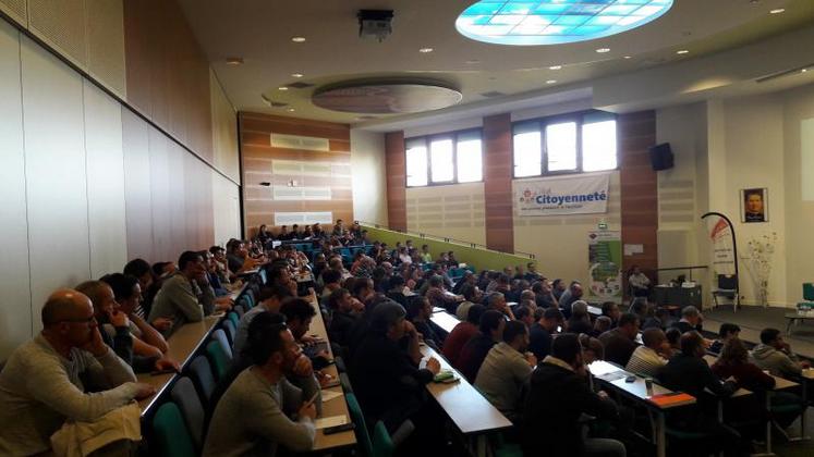 Salle comble pour la journée laitière organisée au campus de Pouillé par la FDSEA et JA.