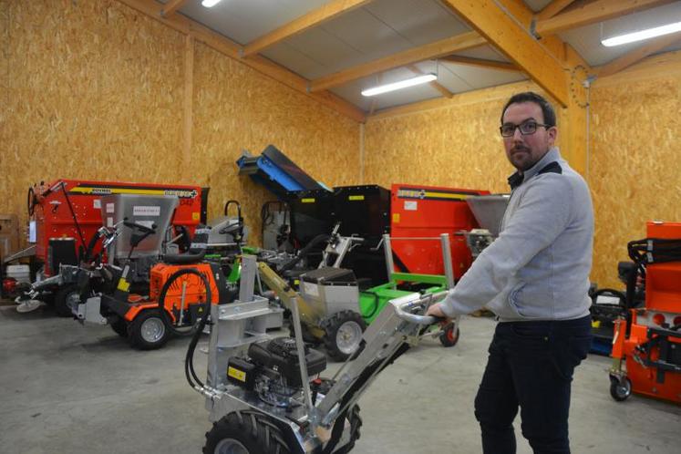 Étienne Loiseau dans l’atelier d’ECS où sont stockées les différentes machines prêtes à l’envoi.