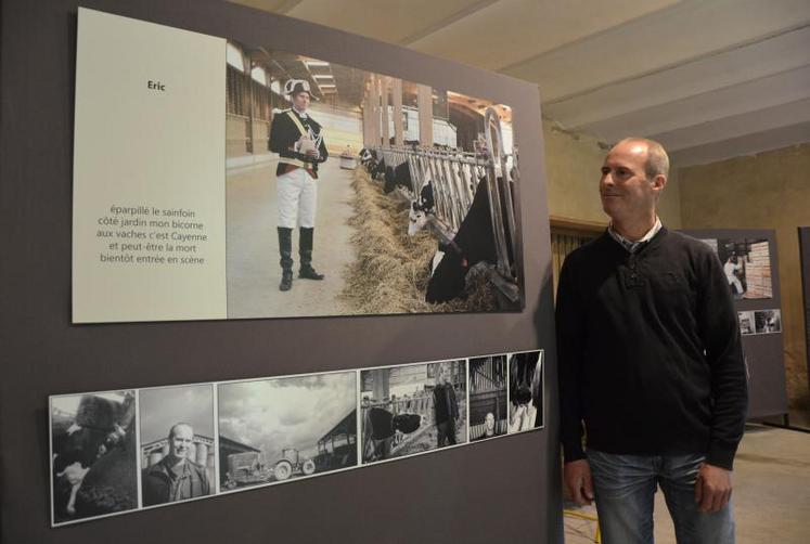 Agriculteur, mais pas seulement. Eleveur laitier à Daumeray, Eric Fraquet est aussi comédien depuis 30 ans dans la pièce Rouget le Braconnier. Il prend la pose en gendarme au bicorne, époque Napoléon III, dans sa stabulation équipée du dernier robot d’alimentation Lely Vector.