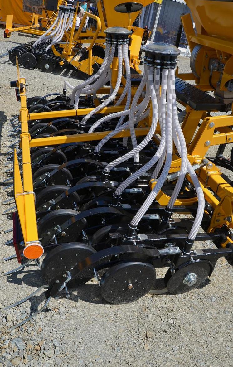 La rampe de semis présentée sur le semoir porté travaille sur un espacement des rangs de 15 cm avec une pression réglable jusqu’à 75 kg.