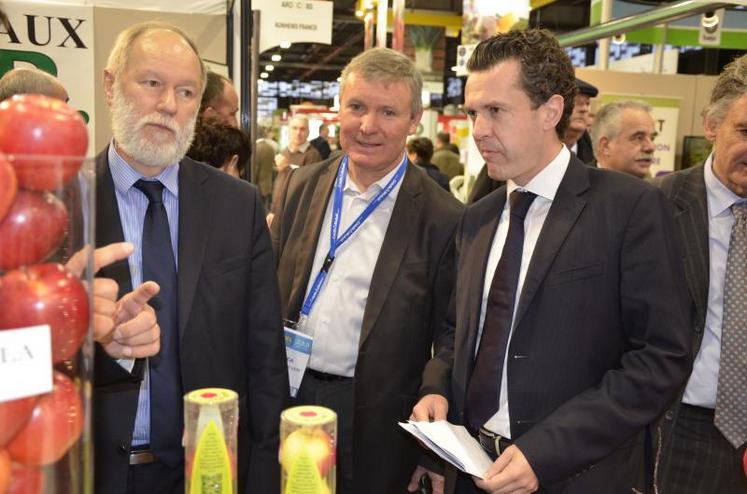 Bruno Dupont (président du Sival), Jean-Marc Lézé (président de la Fdsea 49) et Christophe Béchu (sénateur-maire d'Angers), dégustent une « Rockit » (pomme de petit calibre à grignoter)