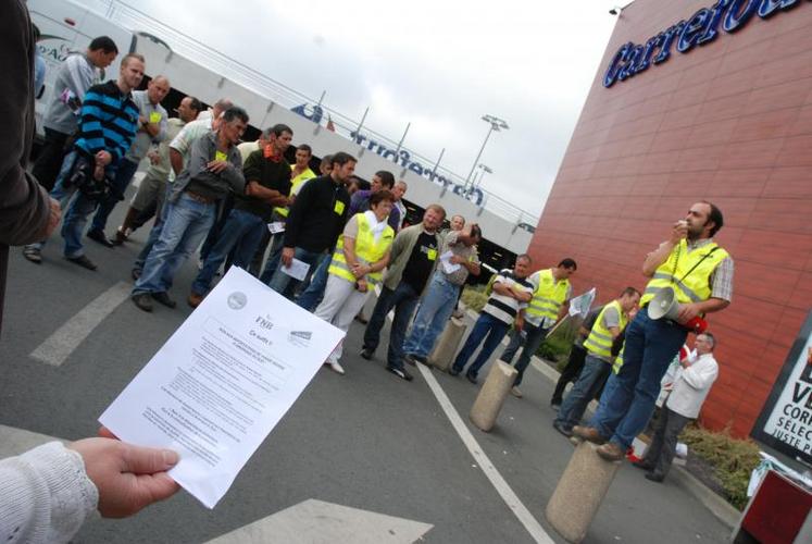 les équipes FDSEA et JA ont visité les grands magasins Carrefour Saint Serge, Géant casino, Leclerc Camus et Promocash