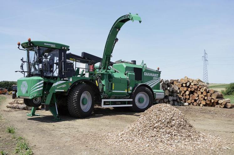 Le broyeur automoteur est un des éléments du parc automobile de l'entreprise. Il est utilisé pour transformer les rondins de bois en paillettes.