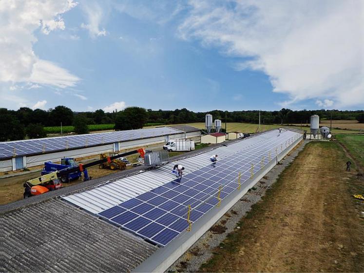 Chantier d’installation d’une centrale photovoltaïque, dans les Mauges.