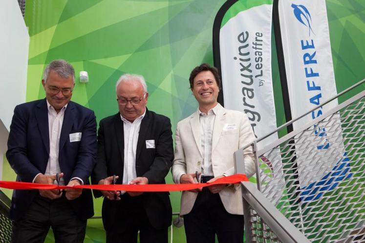 De gauche à droite : Antoine Baule, DG du groupe Lesaffre ; Didier Roisné, maire de Beaucouzé ; et Hugo Bony, DG d’Agrauxine, lors de l’inauguration des nouveaux locaux de l’entreprise de production de biosolutions, mardi 2 juillet à Beaucouzé.