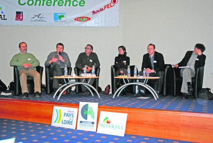 De gauche à droite, Gérard Bernier, producteur de légumes bio en Anjou, Christophe Cardet, technicien maraîchage du CDDL, Benoît Van Ossel, 
le directeur des Coteaux Nantais, Gaëlle Mathieu-Khone de Biocoop, Antoine Lemaire, de Biolinéaires et Serge Mautouchet, président de 
Bio Centre.