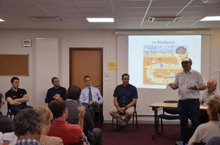 Les participants à la table ronde consacrée à la résilience des exploitants agricoles, lors de l’AG de l’association Reagir mercredi 
5 juin à la Maison de l’agriculture, à Angers. De g. à d. : Olivier Traineau pour JA 49 ; Pierre-André Charbonnier pour Terrena ; 
Alain Brianceau pour le Crédit agricole Anjou-Maine ; Christophe Grosbois pour la Chambre d’agriculture des Pays-de-la-Loire.