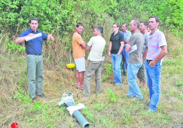 Laurent Tertrais, permanent de l’association Éden, présente à la trentaine de viticulteurs présents divers dispositifs permettant d’étudier les auxiliaires de vigne.