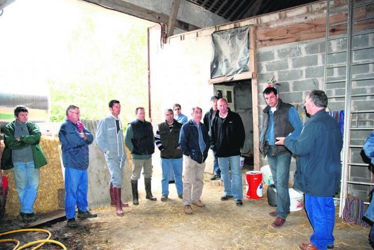 À La Meignanne, sur la ferme de Charles Méline, lundi. Didier Loiseau, vice-président de Sodiaal, est venu rencontrer les producteurs qui bloquaient un camion de lait. Il y a défendu l’idée de prix différenciés (lire ci-dessous).