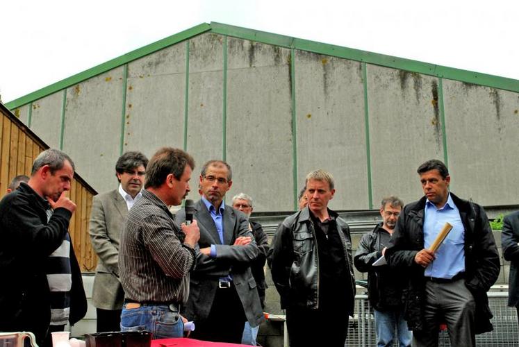 Xavier Beulin, président de la FNSEA a échangé avec les aviculteurs et les responsables professionnels du Grand Ouest sur une exploitation costarmoricaine près de Guingamp.