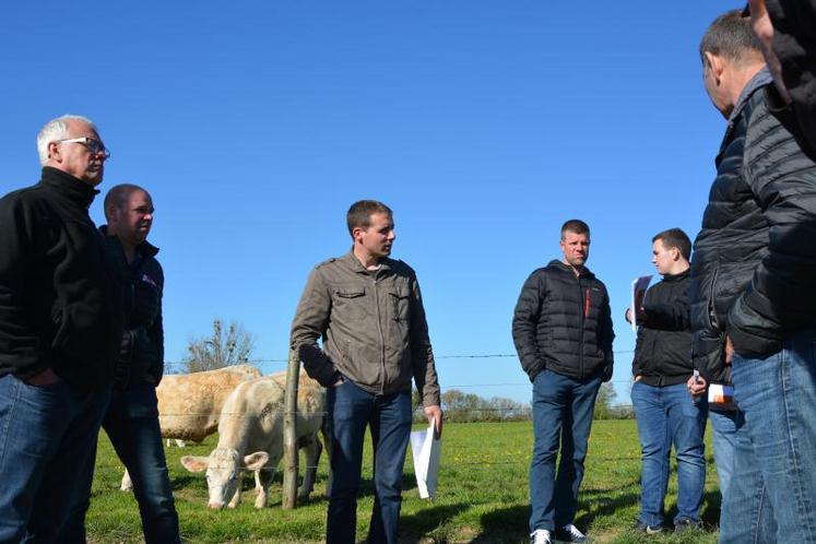 L’éleveur Fabrice Piron (ici au centre lors de la visite d'exploitation) fait la chasse aux UGB improductifs.