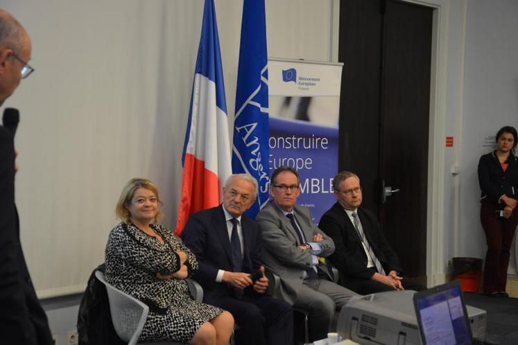 Sur les 9 eurodéputés de la circonscription, 4 étaient présents lors du grand oral organisé le vendredi 27 avril à l’hôtel de ville d’Angers (de gauche à droite) : Isabelle Thomas (Alliance des socialistes et démocrates européens), Jean Arthuis (Alliance des libéraux et démocrates européens), Alain Cadec (Parti populaire européen) et Gilles Lebreton (Europe des nations et des libertés).