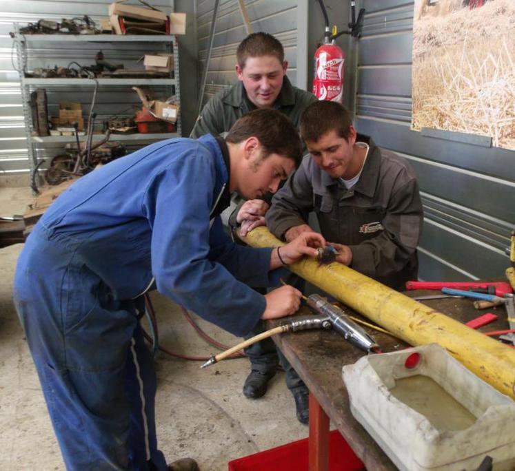 Les élèves en CS Tracteurs et machines agricoles - utilisation et maintenance « passent beaucoup de temps de formation à l’atelier », constate Anatole Micheaud, directeur de la MFR La Rousselière.