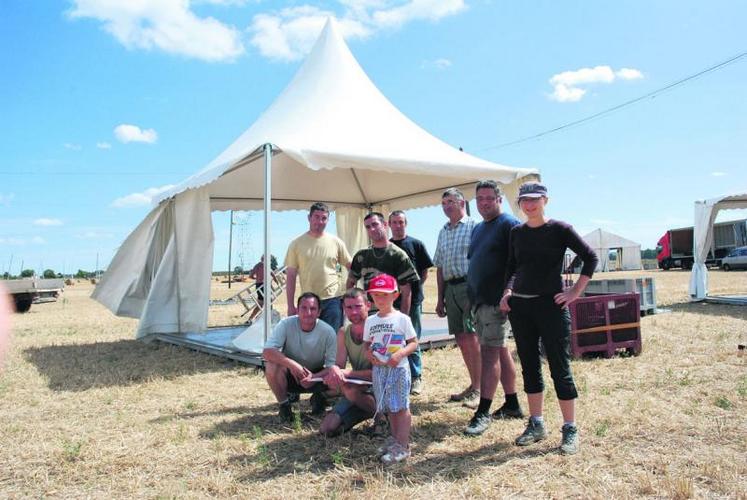 Mercredi, lors du montage des stands. Autour de Cédric Séchet et de Damien Bouhier, responsables de l’organisation du festival, une partie de l’équipe de bénévoles.