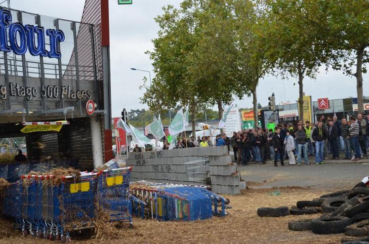 Depuis de nombreux mois, les manifestations et les actions se sont multipliées, en particulier auprès de la grande distribution. Ici, à Angers le 5 octobre dernier. 