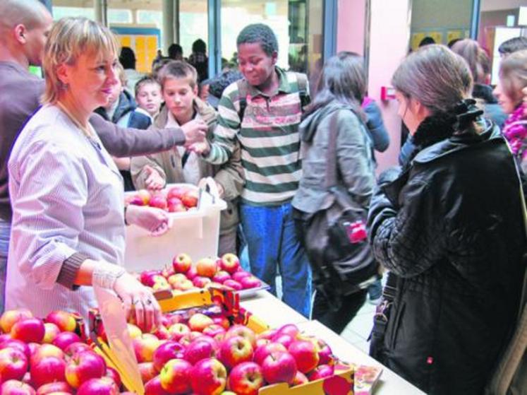 Distribution de pommes. Deux variétés ont été choisies : Ariane, création de l’Inra d’Angers et Gala, deuxième variété la plus produite dans le département.