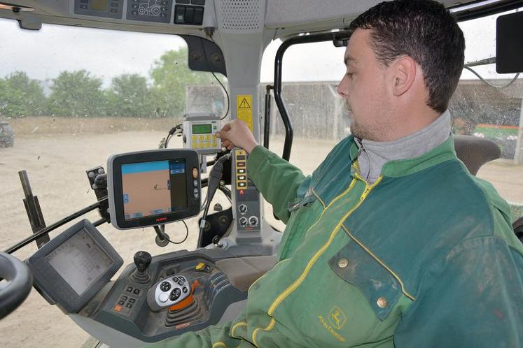 Pierre-Antoine Hoinard, responsable d’atelier, aux commandes du tracteur de 270 ch équipé de l’autoguidage et du télégonflage. à partir d’août, la technologie RTK y sera installée, offrant une précision de l’ordre du centimètre.