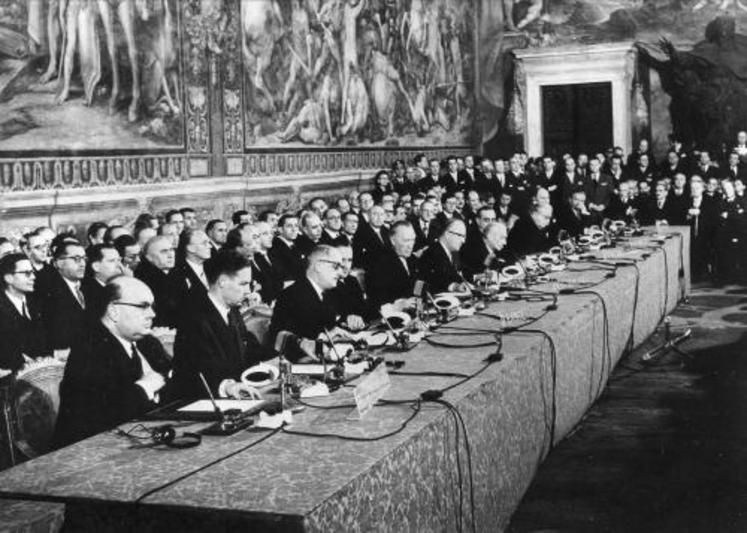 Le 25 mars 1957, les six chefs d'États de Belgique, de France, d'Italie, du Luxembourg, des Pays-Bas et de la République fédérale d'Allemagne, ainsi que leur ministre des Affaires étrangères, signaient les traités de Rome au Capitole.