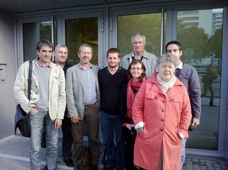 De gauche à droite Laurent Lelore (CA 49), Philippe Ducept (CA 85), Arnaud Jeanson (FDSEA 72), Charles Guerlais (JA 44), Jean-Louis Viot (FDSEA 53), Marie Calmejane (FRSEA), Catherine Schaepelynck (CA 72) et Romain Devaux (FDSEA 72).