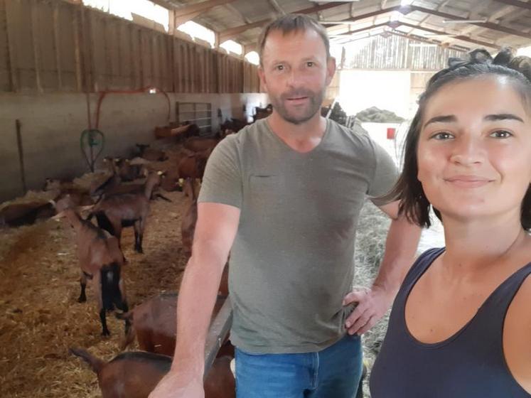 Depuis début septembre, Raphaël Brunet apprend à Manon Cateau les rouages de la conduite de son élevage caprin bio.