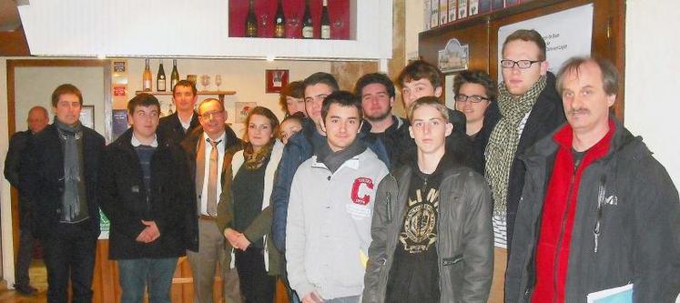 Douze jeunes en bac pro CGEA option viticulture sont allés à la rencontre du jeune viticulteur Vincent Denis, à Cléré-sur-Layon.