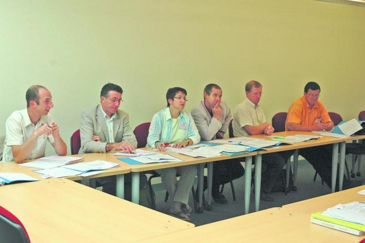 De gauche à droite : Gaël Drouet (JA Pays de la Loire), Michel Dauton (président FD 72), Christiane Lambert (présidente FD 49), Joël Limouzin (président FD 85), Philippe Jehan (secrétaire général FD 53), Christophe Labour (secrétaire général FNSEA 44).