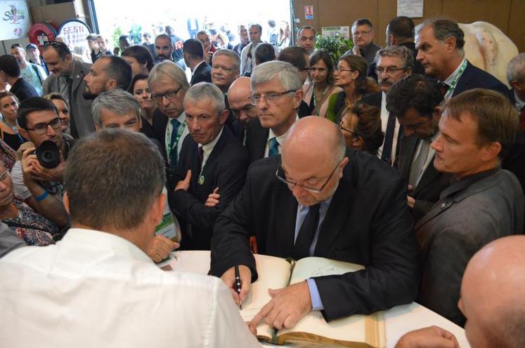 Le ministre de l'Agriculture, Stéphane Travert, lors de sa visite inaugurale du Space mardi dernier.