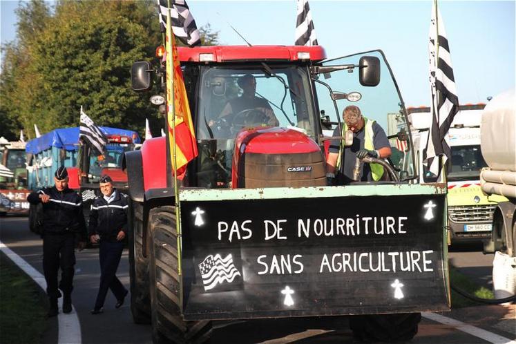 Les bretons et les normands précèdent le départ des tracteurs et manifestants ligériens.