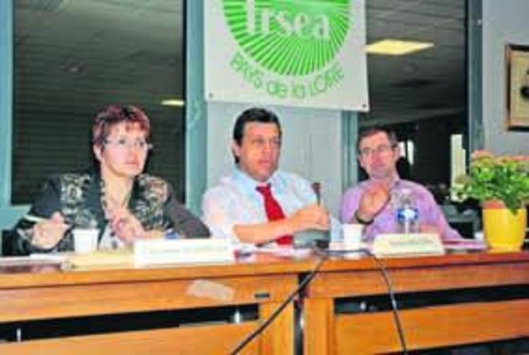 La FRSEA a tenu son assemblée générale vendredi 19 mars, à Angers, sur le thème de la Pac. (Christiane Lambert, vice-présidente FRSEA et FNSEA, Xavier Beulin, vice-président de la FNSEA et Joël Limouzin, président de la FRSEA).