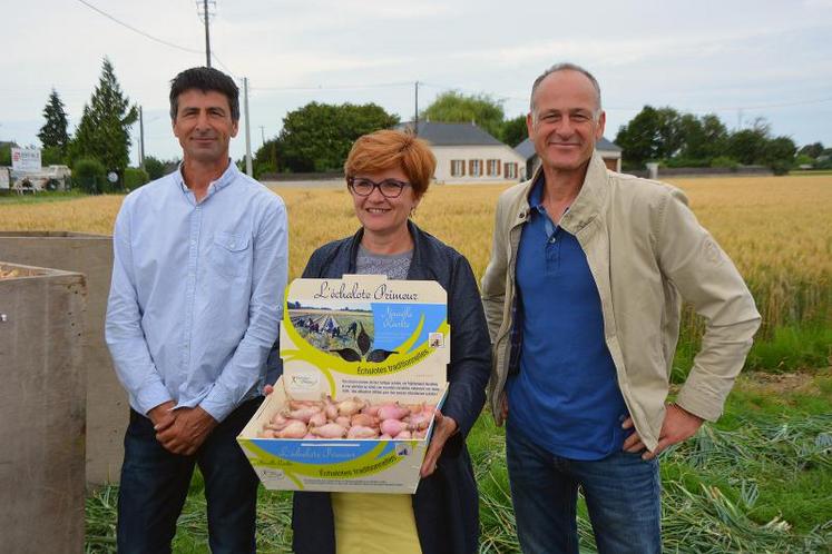 Angélique Delahaye, députée européenne, entourée de Bruno Gautier et Thierry Chaillou producteurs d’échalotes et administrateurs à Fleuron d’Anjou.