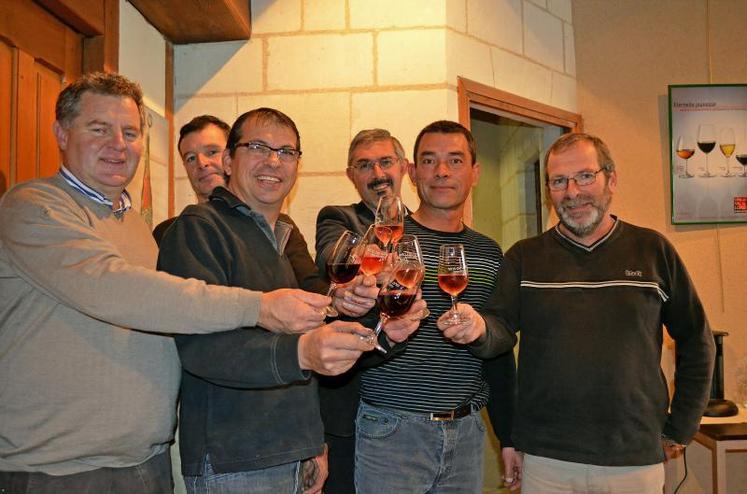 Olivier Brault (président du bureau Anjou-Saumur d’Interloire), Hubert Deffois (producteurs de Saumur mousseux) (derrière), Pascal Cailleau (rouges), Christian Vital  (délégué d’Interloire), Yves Matignon (vins rosés), Jean-Bernard Chauvin (coteaux du layon).