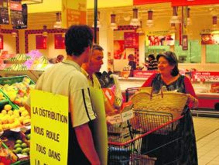 En septembre 2007, les agriculteurs avaient manifesté dans les grandes 
surfaces autour du slogan “La distribution nous roule dans la farine”.