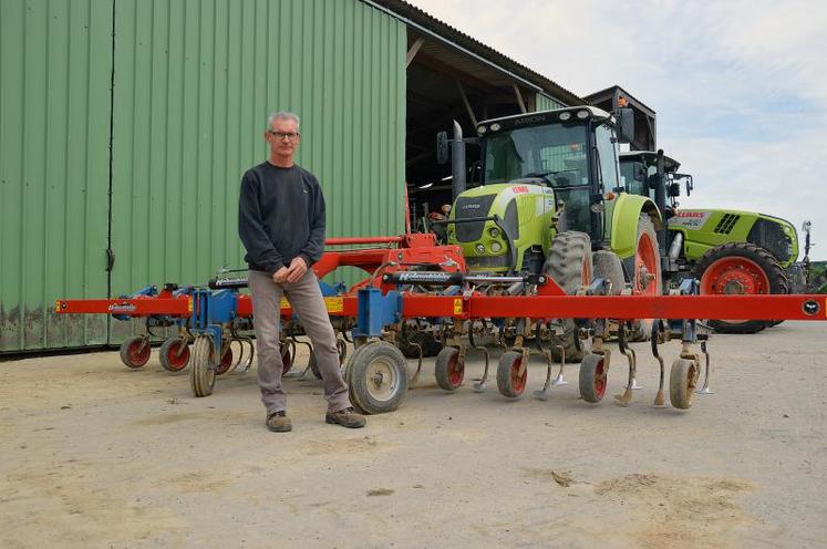 Eric Petit préfère travailler avec une bineuse frontale « pour une meilleure visibilité ». Depuis deux ans, il a investi dans une bineuse Hatzenbichler 8 rangs (sur la photo) qu’il a adaptée pour travailler sur 9 rangs pour le maïs et le tournesol. Pour un binage réussi, il recommande de ne biner le sol qu’à 2 ou 3 cm de profondeur pour scalper la plante.