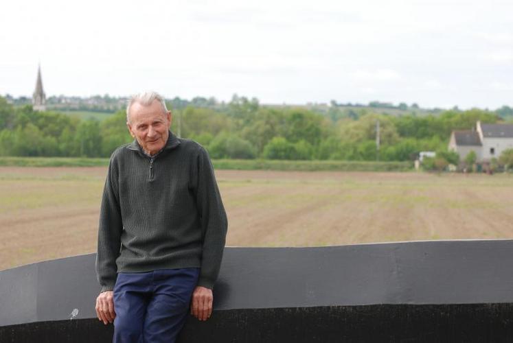 Jean Cognée, assis sur une barque appartenant à son frère. Derrière lui, 
en contrebas, les terres de ses fils sont protégées par la levée visible en arrière-plan.