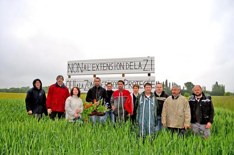 Lundi 21 mai, devant le panneau placé le long de la RN347.