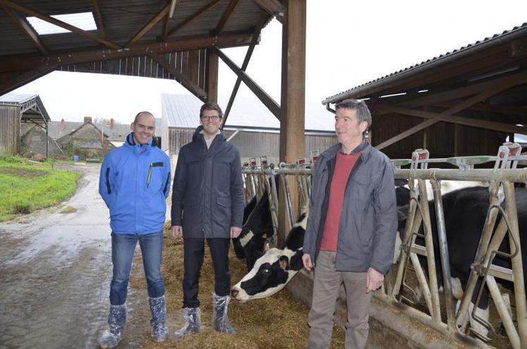 Mardi 26 novembre au Plessis-Macé (49). Ludovic Billard, éleveur dans les Côtes-d’Armor et président de Biolait ; Rémi Rocca, directeur achats, qualité, logistique, environnement McDonald’s France ; Jean-Luc Denis, éleveur au Plessis-Macé et vice-président de Biolait.