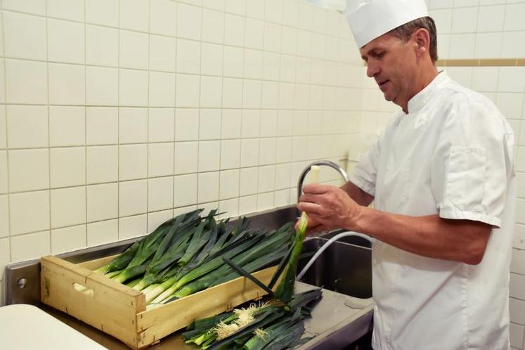 Jean-Marc Allaire, chef-cuisinier à la résidence “Autonomie bon accueil” à La Pommeraye, travaille avec des produits locaux.