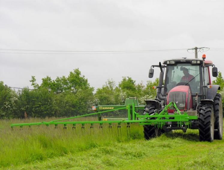 Les peignes facilitent la fauche de l'herbe couchée et haute.