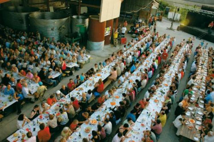 Cinq cents personnes à Saint-Georges-sur-Loire se sont réunies à la ferme du Chardonnet, pour la première représentation de Fermes en scène 2006 en Maine-et-Loire.
