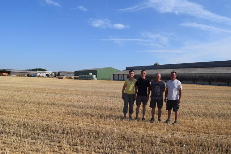 La famille Guéry, à Tillières, soudée dans son combat contre l’installation d’éoliennes à deux pas de son exploitation (à l’arrière-plan). De g. à d. : Véronique, la mère ; Etienne, le fils benjamin ; Jean-Yves, le père, aujourd’hui à la retraite ; Nicolas, le fils aîné, positionnés entre les sites d’implantation théorique des aérogénérateurs 1 et 4 (respectivement à 170 et 200 m des bâtiments d’élevage), du projet de parc éolien Val de Moine.