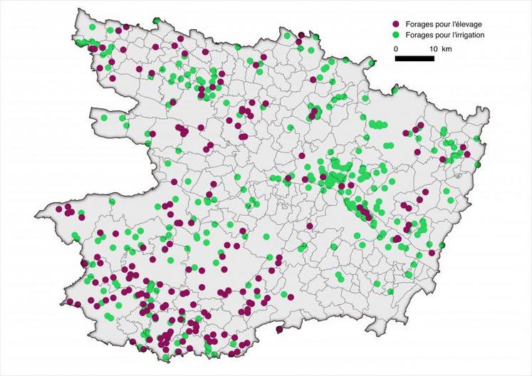 La carte donne un aperçu non exhaustif des forages mainoligériens : elle a été réalisée à partir d’une extraction de la banque de données du sous-sol des ouvrages connus et dont l’usage est prioritairement pour l’irrigation ou pour l’élevage (source BRGM).