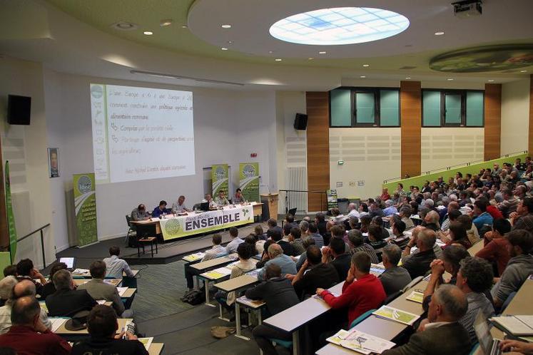 Près de 300 agriculteurs et responsables syndicaux étaient réunis au campus de Pouillé pour entendre Michel 
Dantin, député européen.