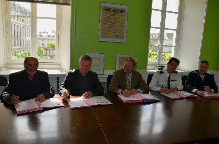 Le jeudi 5 juin, la profession agricole (FDSEA et Chambre d’agriculture) et les services de l’état (Préfecture de Maine-et-Loire, Gendarmerie nationale et Police nationale) ont signé la convention à la préfecture.